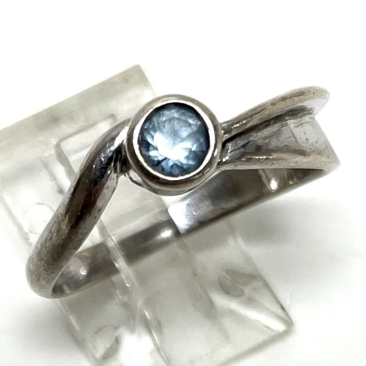 Sterling Silver Solitaire Ring w/ Blue Topaz Stone Size 8, 2.71g